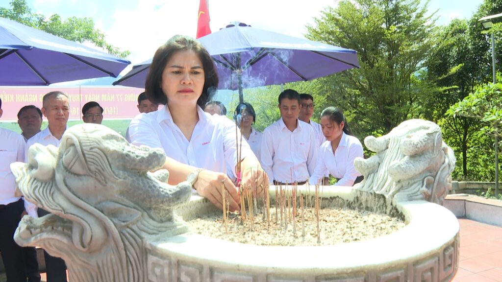 Dang huong nha bia di tich lich su ban kiem tra khu uy khu 5 1