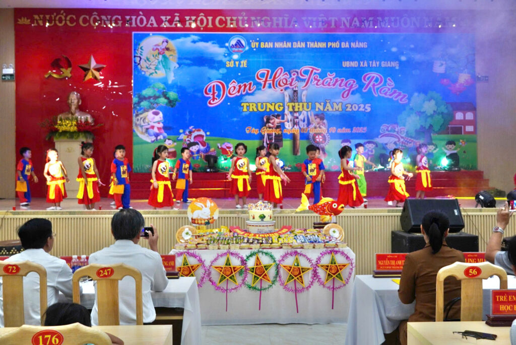 Dem hoi trang ram 2025