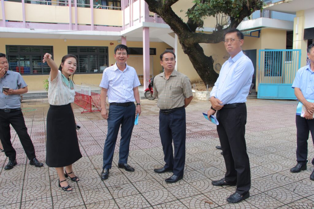 Khao sat truong hoc tai Hai Van