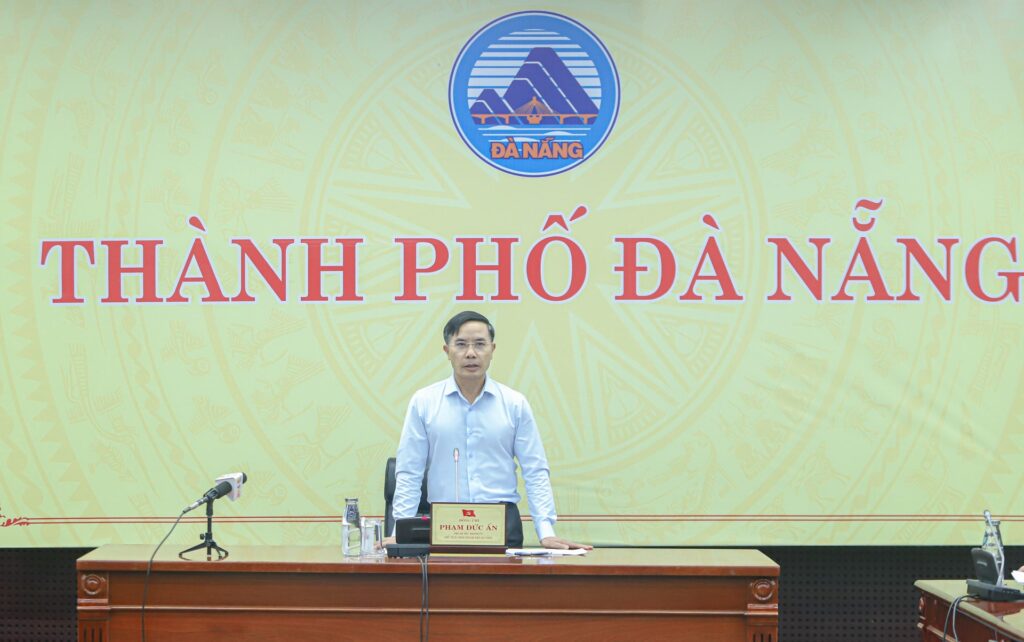 Lam viec voi Hoa Tien 10 2025