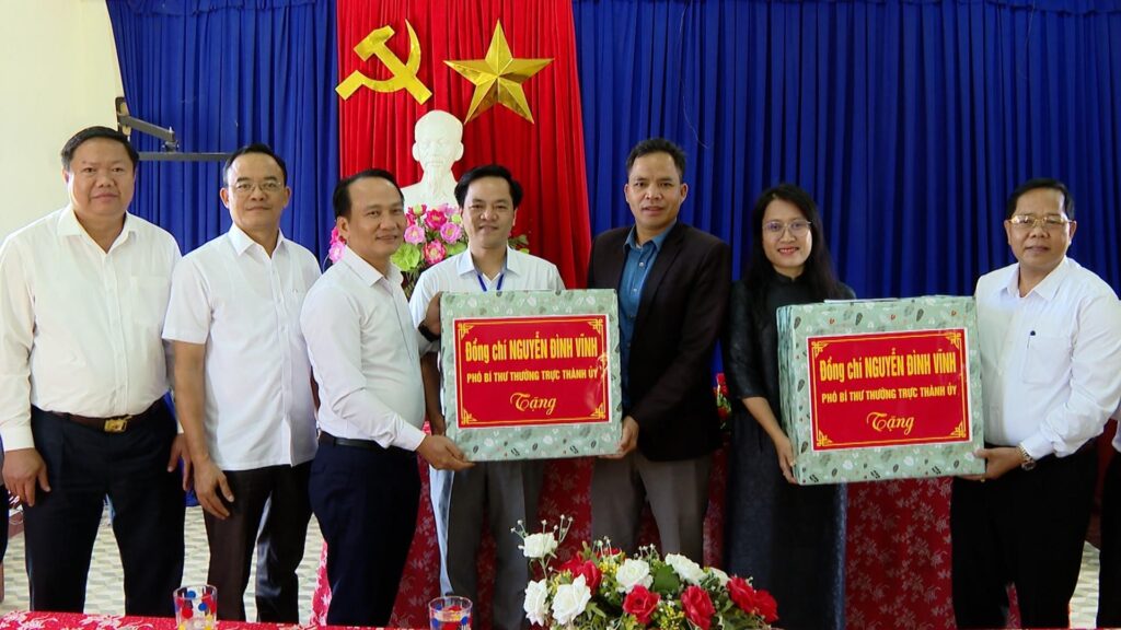 Lam viec voi Tay Giang 10 2025 2