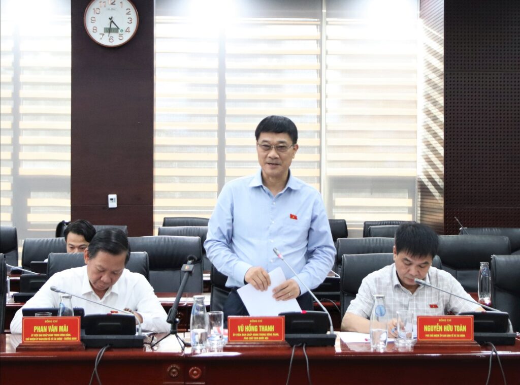 Lam viec voi Uy ban kinh te va Tai chinh Quoc hoi