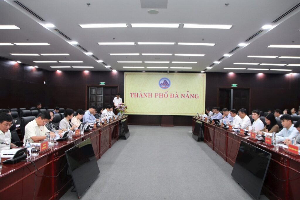 Lam viec voi Uy ban kinh te va Tai chinh Quoc hoi 4