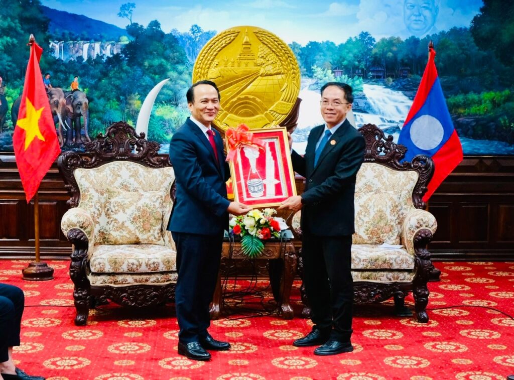 Lam viec voi tinh Salavane va Champasak Lao 1