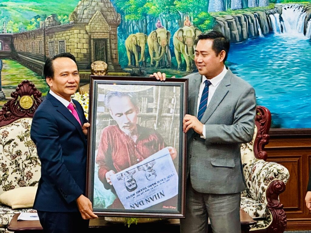 Lam viec voi tinh Salavane va Champasak Lao 2