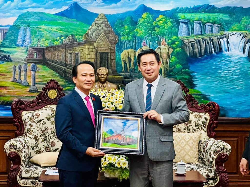 Lam viec voi tinh Salavane va Champasak Lao 3