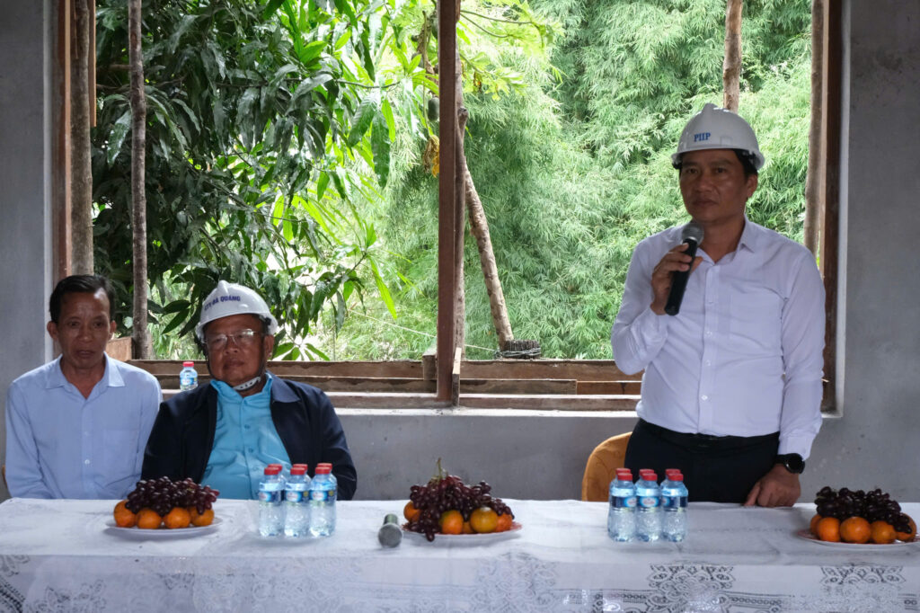 Nang cap truong hoc tai Lao