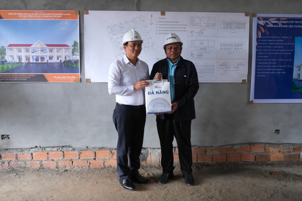 Nang cap truong hoc tai Lao 2