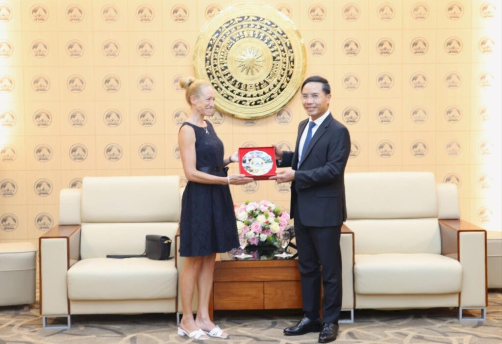Tiep cac doanh nghiep dia phuong cua Italia