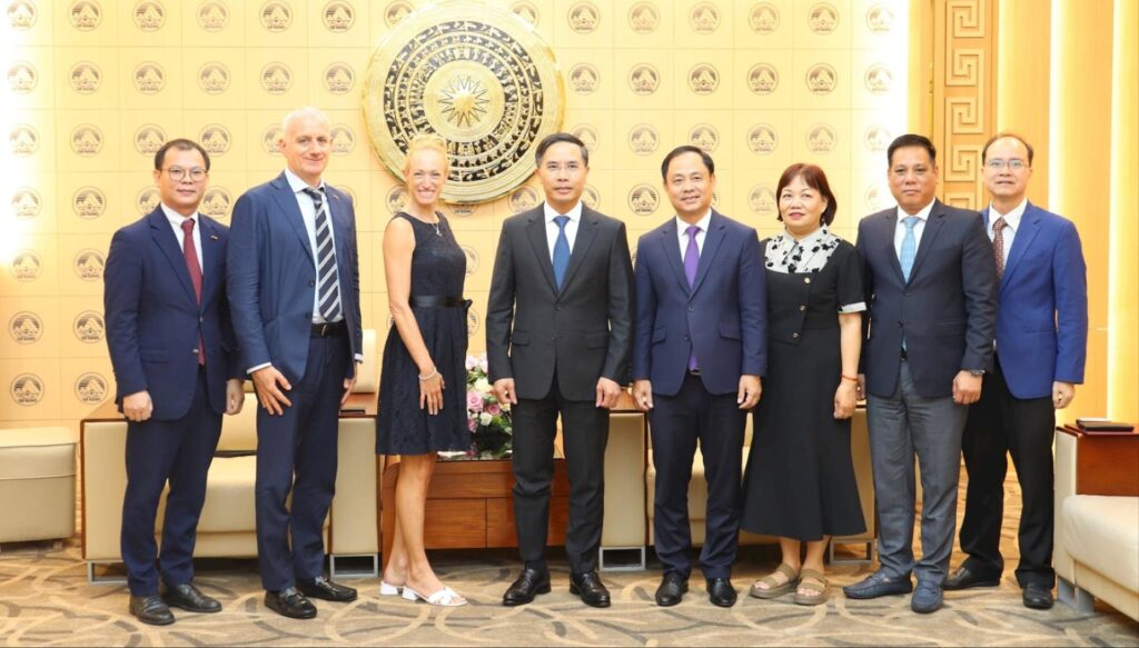 Tiep cac doanh nghiep dia phuong cua Italia 1