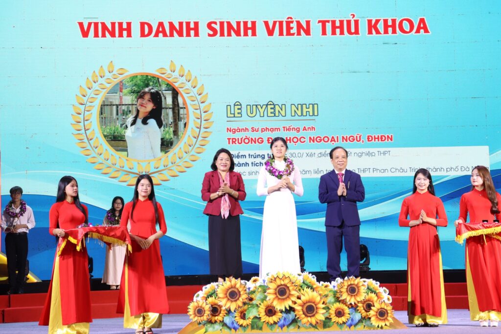Vinh danh thu khoa dai hoc Da Nang
