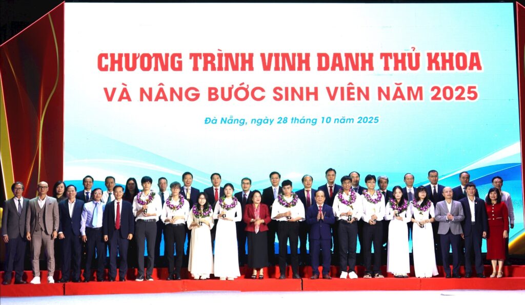 Vinh danh thu khoa dai hoc Da Nang 1