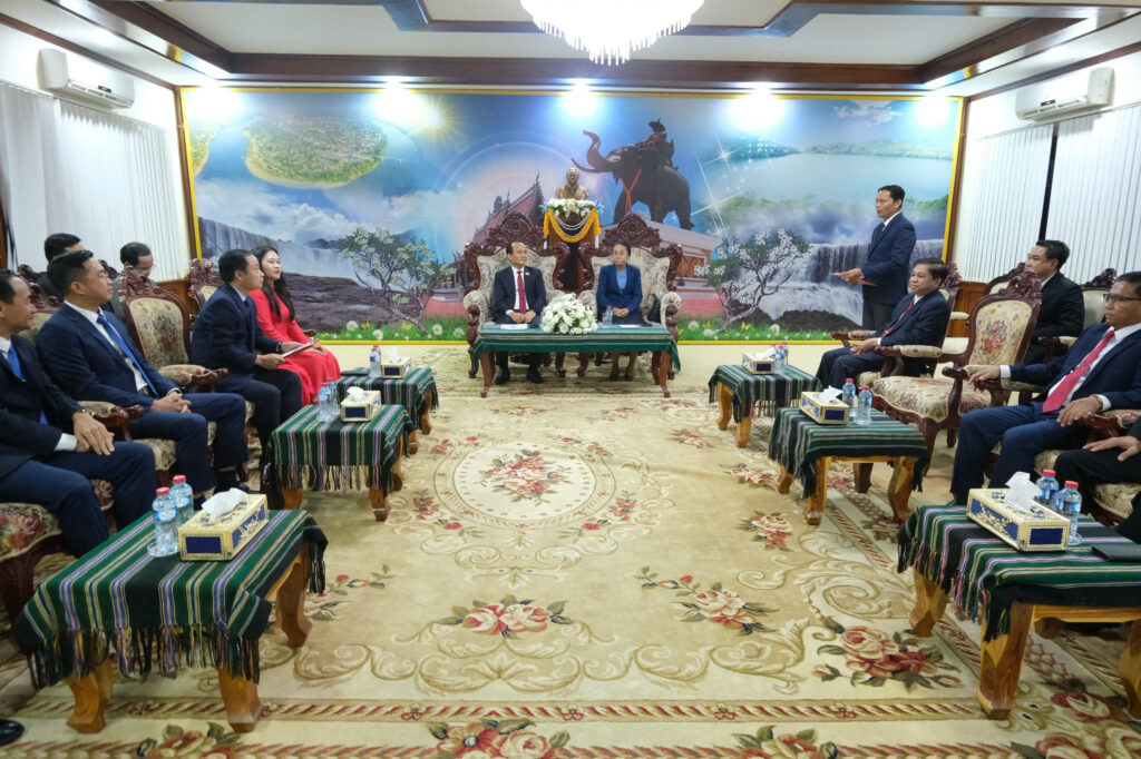 lam viec voi tinh Attapue Lao