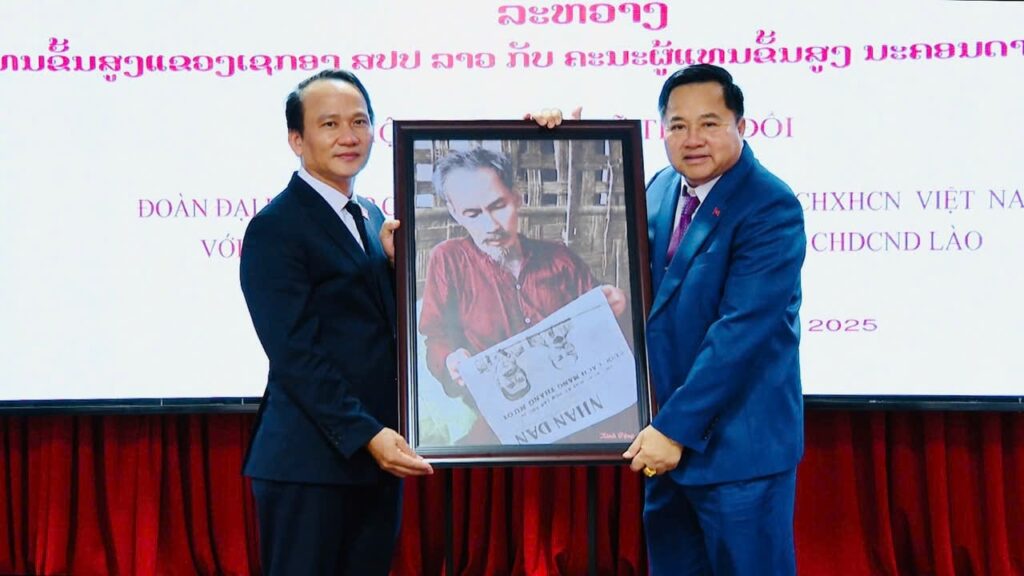 pho bi thu thuong truc thanh uy da nang nguyen dinh vinh tang buc anh luu niem cho ong bun lai but thi bi thu tinh uy se kong lao. 1