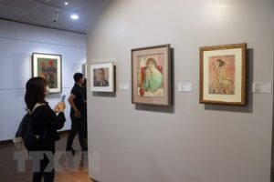 1-visitors-at-the-exhibition