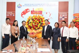 43-nam-ngay-nha-giao-VN