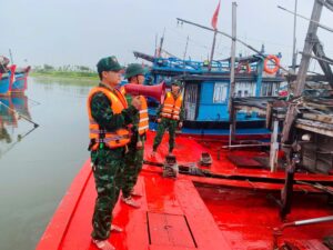 Bo-doi-bien-phong-tuyen-truyen-tin-bao-den-cac-tau-ca