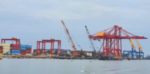 Cang-container-8-nam-2025