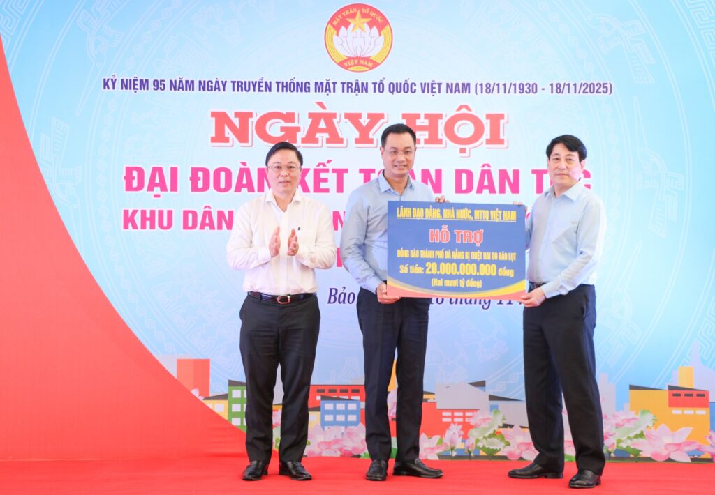 Chu tich nuoc tham du ngay hoi dai doan ket tai Go Noi 1