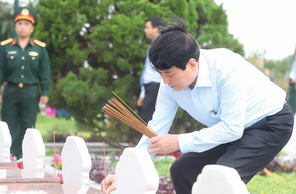 Chu tich nuoc tham du ngay hoi dai doan ket tai Go Noi 11