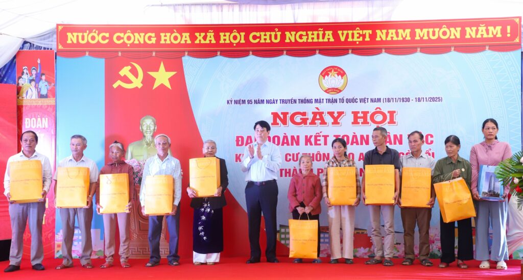 Chu tich nuoc tham du ngay hoi dai doan ket tai Go Noi 2