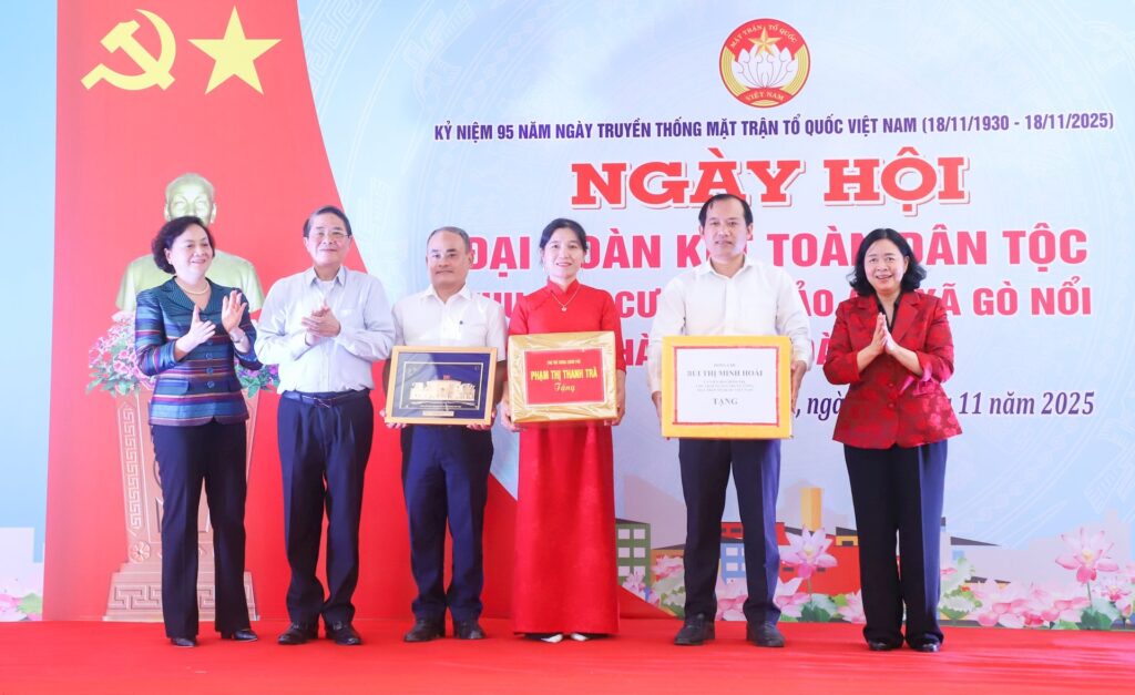 Chu tich nuoc tham du ngay hoi dai doan ket tai Go Noi 3