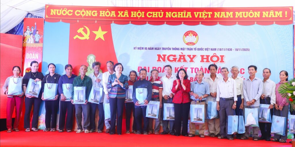 Chu tich nuoc tham du ngay hoi dai doan ket tai Go Noi 4