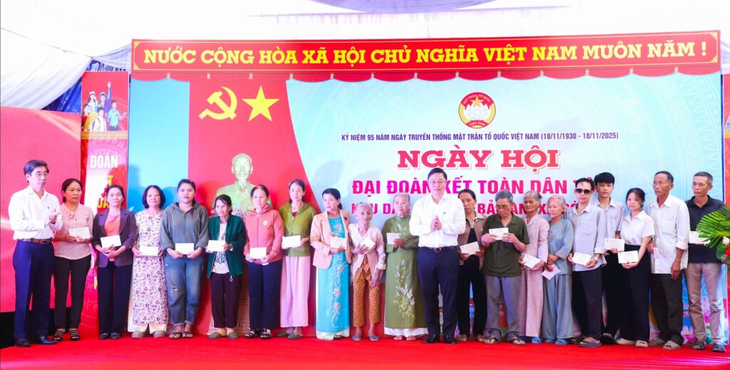 Chu tich nuoc tham du ngay hoi dai doan ket tai Go Noi 6