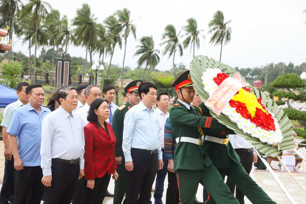 Chu tich nuoc tham du ngay hoi dai doan ket tai Go Noi 8