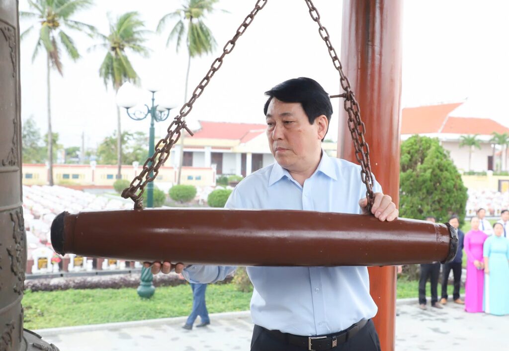 Chu tich nuoc tham du ngay hoi dai doan ket tai Go Noi 9