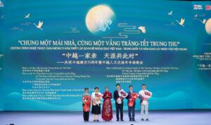 Chung-1-mai-nha-cung-1-vang-trang