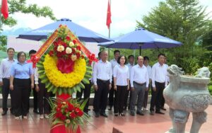 Dang-huong-nha-bia-di-tich-lich-su-ban-kiem-tra-khu-uy-khu-5