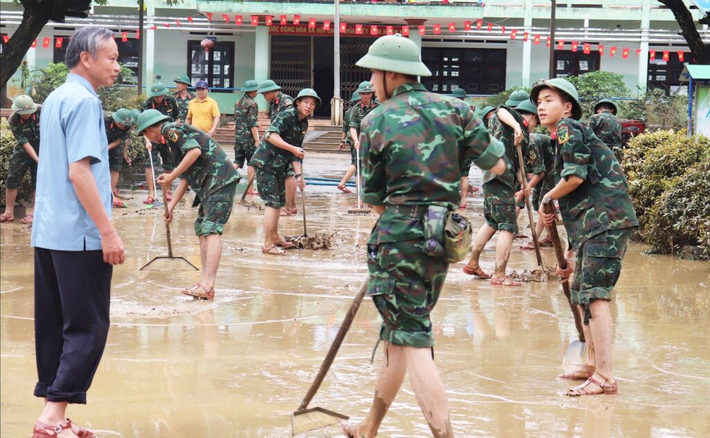 Dong vien trao qua Dien Ban Go Noi 4