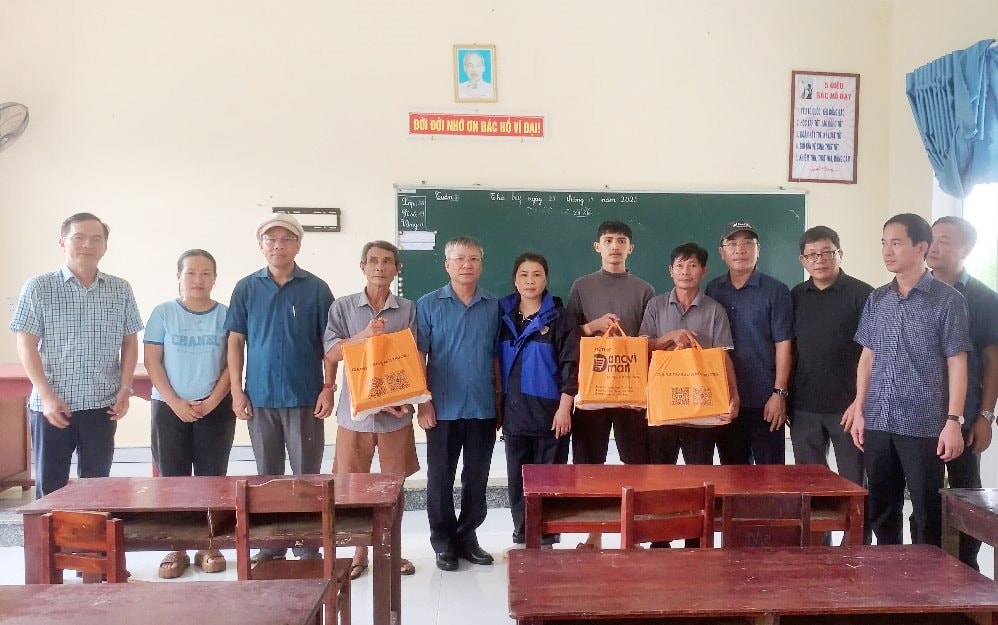 Dong vien trao qua Que Phuoc 1