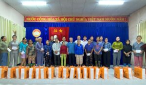 Dong-vien-trao-qua-Que-Phuoc_2