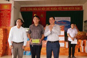 Dong-vien-trao-qua-Thu-Bon-Duy-Xuyen