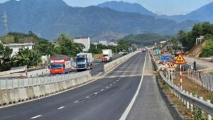 Duong-gom-2-ben-cao-toc-Hoa-Lien-Tuy-Loan_2
