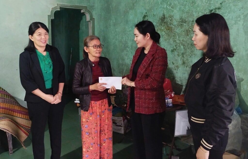 Hoi Nong dan thanh pho tham cac gia dinh thiet hai do loc xoay
