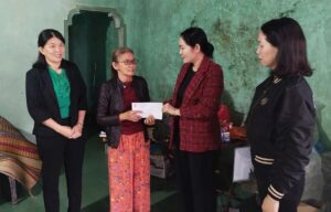 Hoi Nong dan thanh pho tham cac gia dinh thiet hai do loc xoay