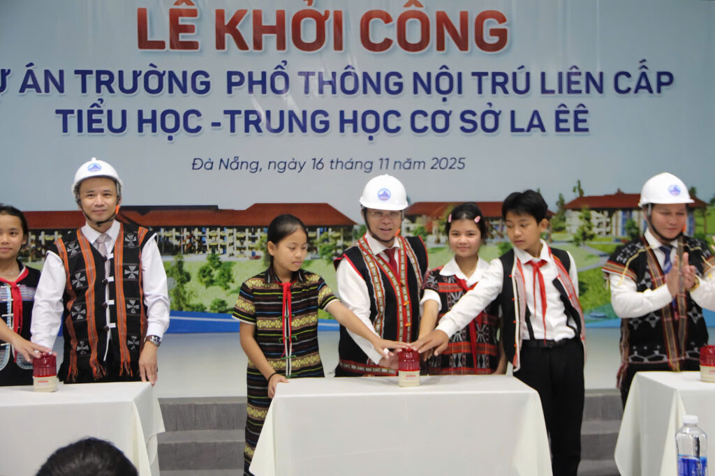Khoi cong dong loat cac truong PT noi tru dan toc 11
