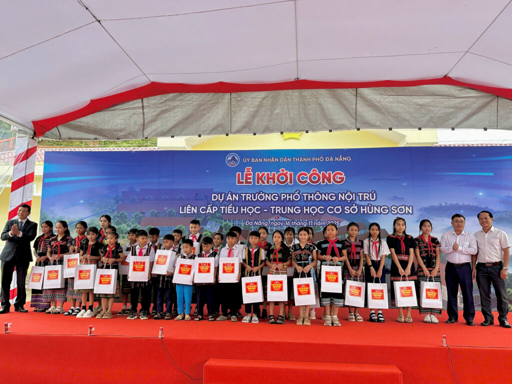 Khoi cong dong loat cac truong PT noi tru dan toc 15