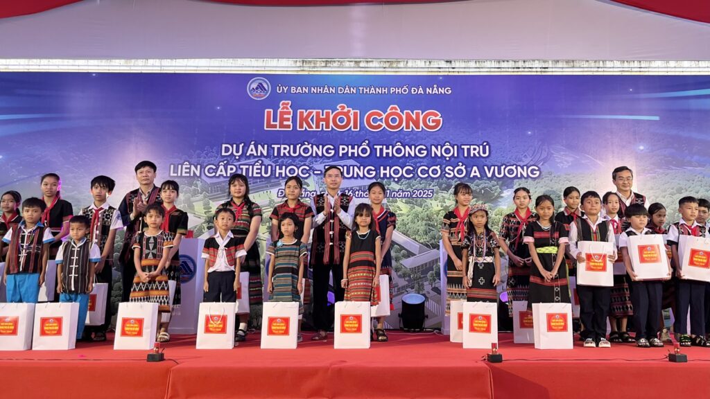 Khoi cong dong loat cac truong PT noi tru dan toc 9