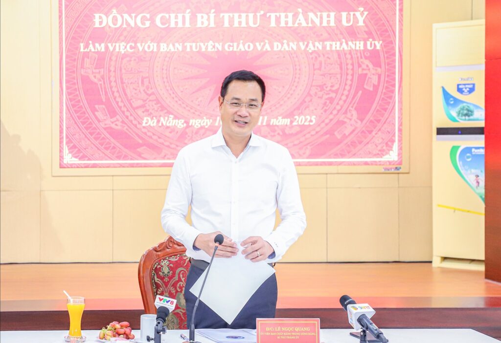 Lam viec voi Ban Tuyen giao va Dan van
