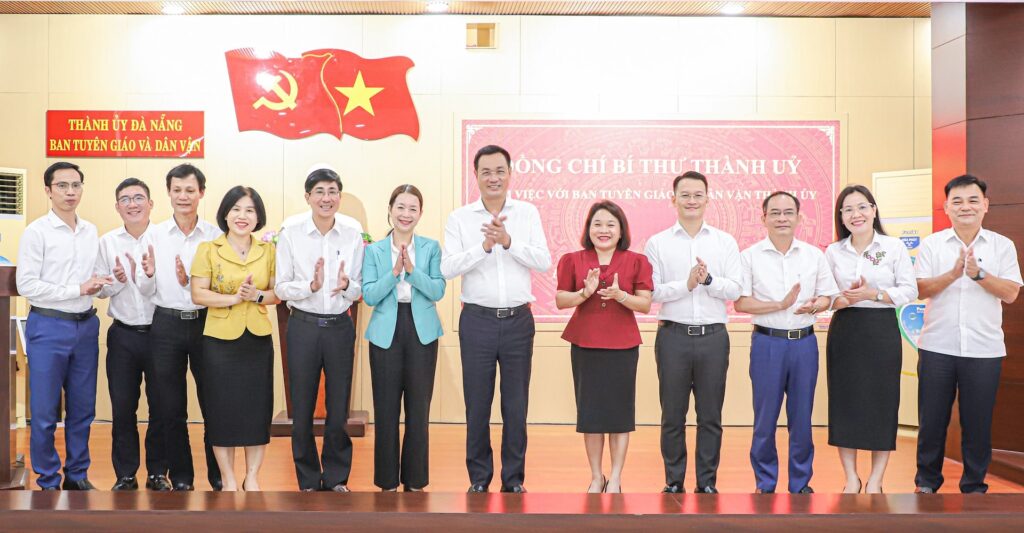 Lam viec voi Ban Tuyen giao va Dan van 2