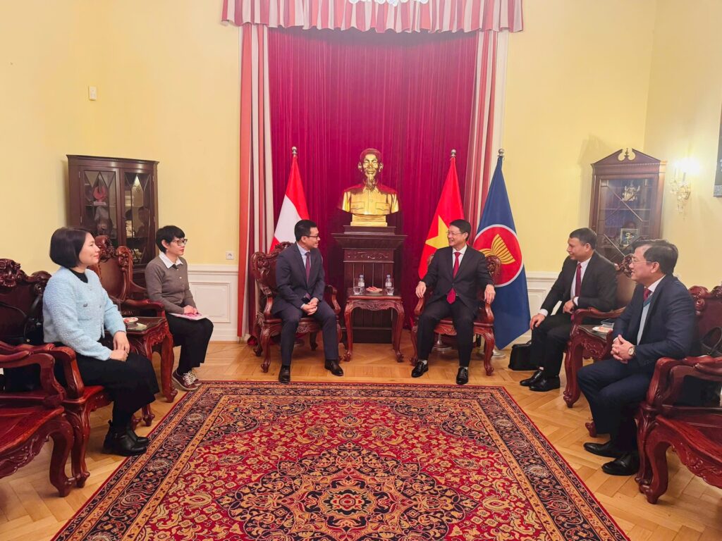Lam viec voi Cong hoa lien bang Ao 5