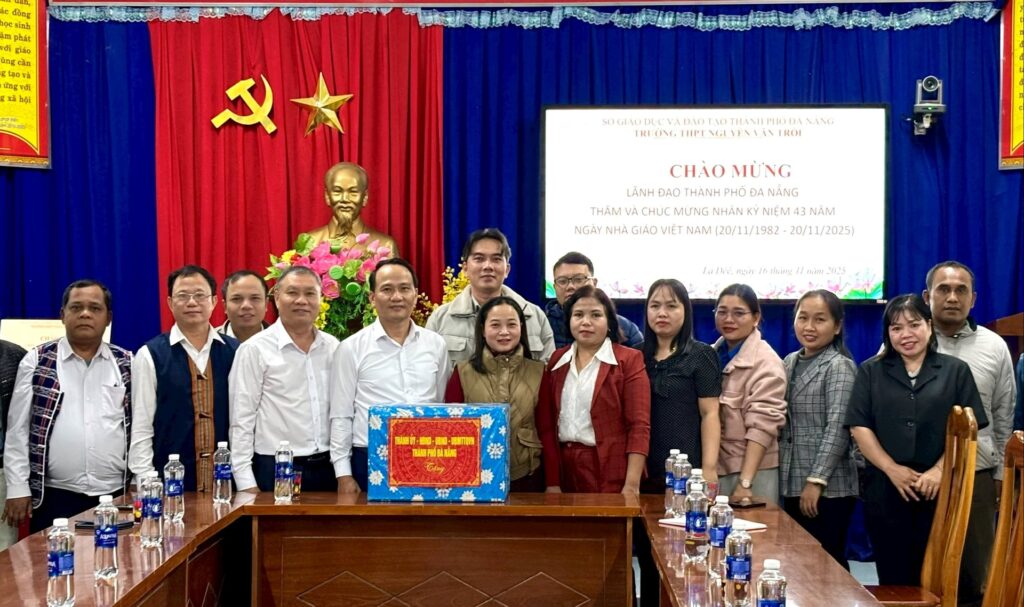 Lam viec voi Dang uy La Dee 2