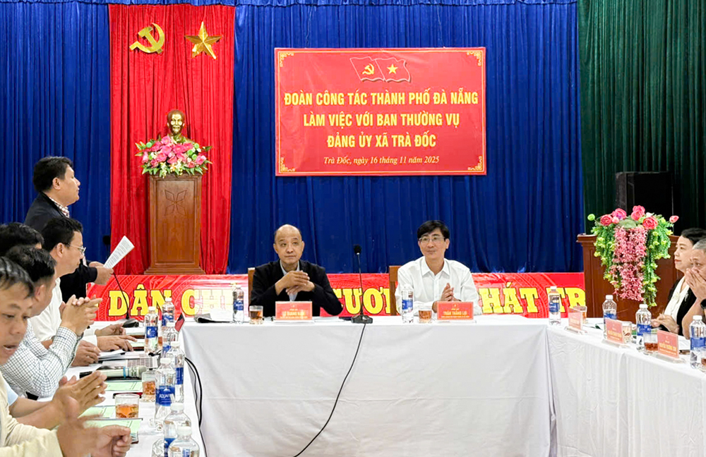 Lam viec voi Dang uy xa Tra Doc