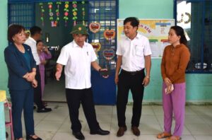Lam-viec-voi-Duy-Xuyen-ve-giao-duc-va-giam-ngheo