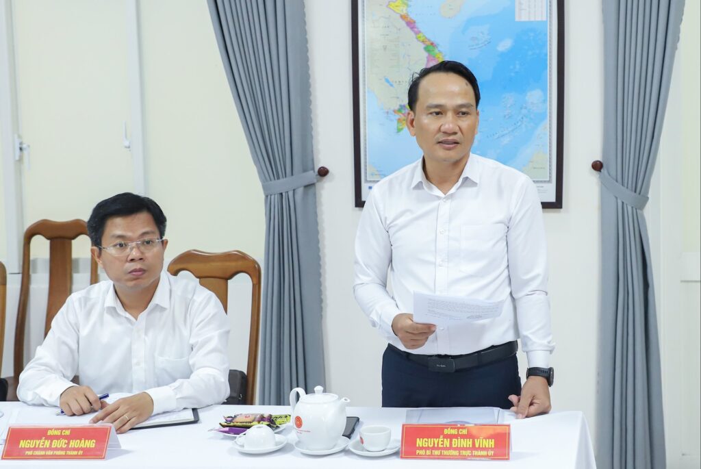 Lam viec voi Uy ban kiem tra thanh uy 1