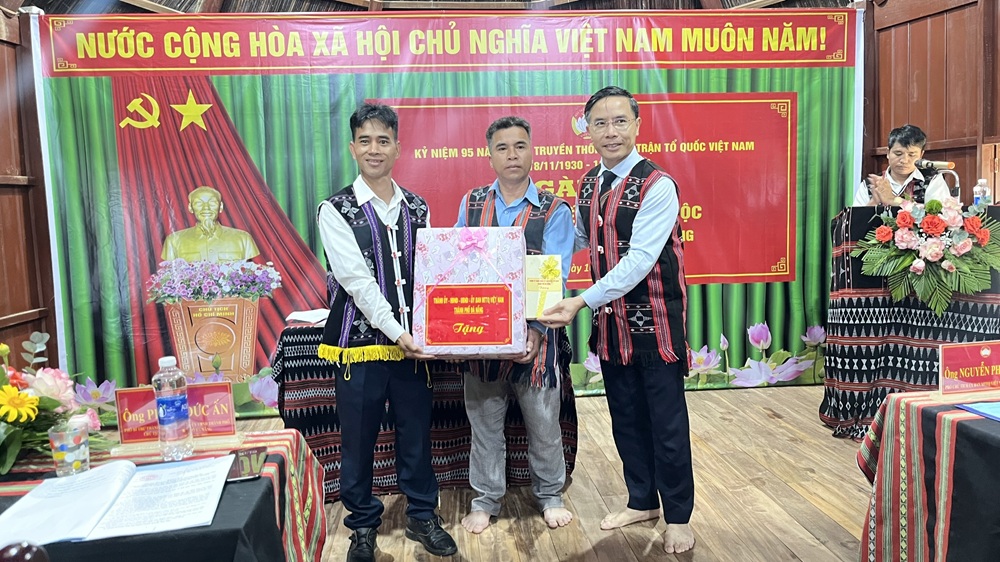 Ngay hoi Dai doan ket thon Ta Lang A Vuong 2